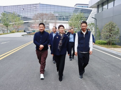 海宁市政协主席杨琳琳一行莅临瓦力游戏科技参观互换